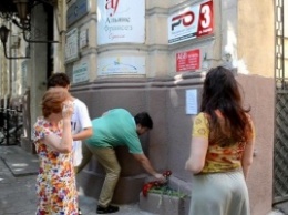 Память жертв Ниццы: в Одессе под Французский культурный центр несут цветы