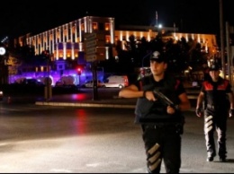 Военные в Турции объявили военное положение и комендантский час