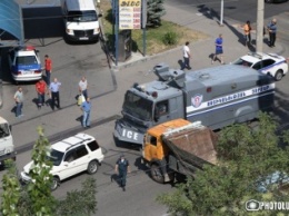 Снова переворот? - в Армении захватили здание полиции (ФОТО)