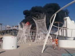 В Крыму загорелись здания пляжа «Казантип» (ВИДЕО)