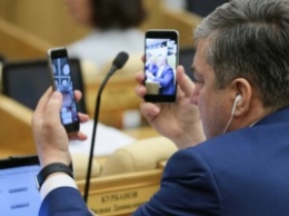 «Телефон должен просто звонить»: депутатам Госдумы закупят дешевые китайские смартфоны