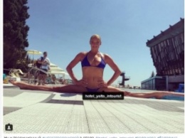 Волочкова продемонстрировала очередной шпагат у бассейна ялтинского отеля