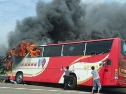 На Тайване загорелся туристический автобус. Погибло 26 туристов