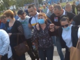 Кременчужане в масках легли на дорогу в знак протеста (фото, видео)