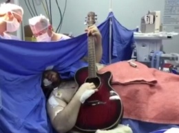 Пациент устроил концерт во время операции на мозге