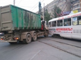 Необычно: мусоровоз и трамвай столкнулись на рельсах в Екатеринбурге
