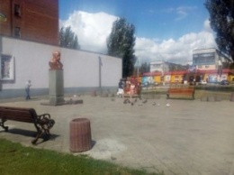 У памятника Шевченко установили новые лавочки