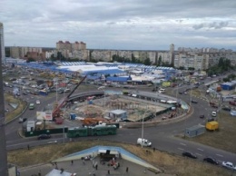 На выходе из метро "Героев Днепра" в Киеве начали строить торговый центр
