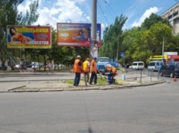 Николаевские коммунальщики незаконно демонтируют рекламные борды в центре города (ФОТО,ВИДЕО)
