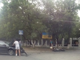 ДТП в Кропивницком: возле больницы мотоцикл столкнулся с автомобилем. ФОТО