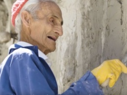 91-летний испанец уже полвека своими руками строит огромный собор из вторсырья