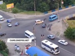 ВИДЕО ДТП в Днепродзержинске: на перекрестке скутер не пропустил минивэн