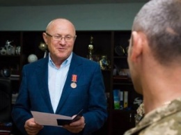 Чиновника, осужденного за разгон запорожского Майдана, наградили за помощь армии