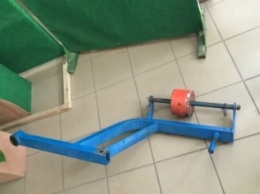 В Кривом Роге 12-летние девочки пытались украсть кусок тренажера со школьной спортплощадки (ФОТО)