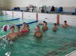 Для детей льготных категорий в Макеевке открыли "Школу плавания"