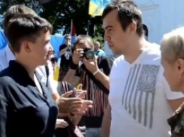 Надежду Савченко попытались забросать яйцами в Одессе