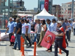 На площади Таксим митингующие приняли манифест, осуждающий попытку переворота в Турции