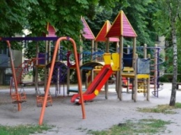 Мэрия не хочет разбираться со сломанными детскими площадками - депутат