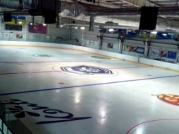 В «Ледовой арене» Кривого Рога готово новое покрытие перед очередным хоккейным сезоном (фото)