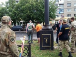 В Лисичанске военные вылили мужчине на голову краску, а на спине нарисовали герб (видео)