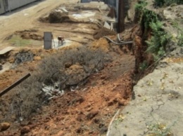 Поползший склон в Аркадии начали спешно засыпать землей: муниципальные инженеры говорят, что оползень это не остановит