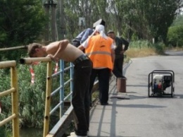 В Мариуполе "зеленстроевцы" восстановили ограду, которую с моста снес водитель "шестерки" (Фотофакт)