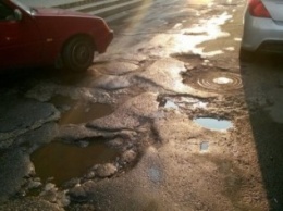 Дороги Днепра: залатанные "дорожные раны" на ул.Театральной (ФОТО)