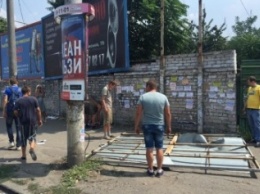 Демонтаж продолжается. Коммунальщики убирают рекламу с центра Николаева (ФОТО)