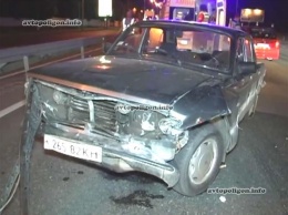 ДТП в Киеве: на Столичном шоссе Волга врезалась в отбойник. видео