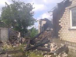В Станице Луганской из-за обстрелов перебит газопровод и сгорели два дома
