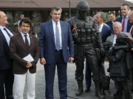 Французские депутаты в Крыму сфотографировались с памятником "Вежливым людям"