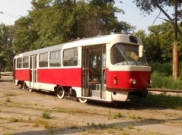 В Каменское после капремонта привезли 4-й трамвай