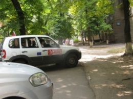 Международные гуманитарии паркуются в Краматорске как придется