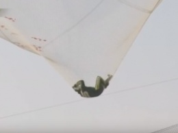 Американский каскадер выпрыгнул из самолета без парашюта на высоте 7 600 м и приземлился (ВИДЕО)