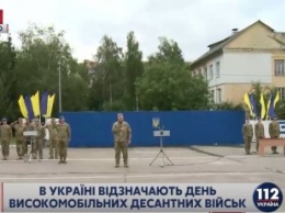 Порошенко назвал бои за Саур-Могилу, гору Карачун, оборону Донецкого и Луганского аэропортов подвигами десантников