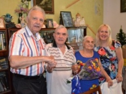 В Гаспре Ветерану ВОВ Александру Попову на день рождения дарили цветы и поздравления