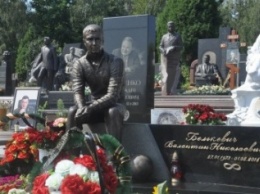В Киеве установили памятник знаменитому динамовцу (ФОТО)