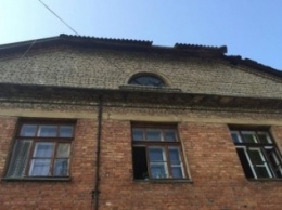 Прогнившие трубы и текущая крыша: двухэтажный дом на ХТЗ в аварийном состоянии (ФОТО)