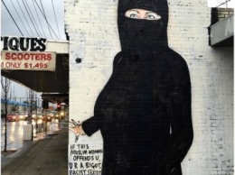 Американский художник одел граффити с Хиллари Клинтон в мусульманский наряд