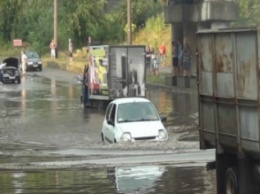 Потоп в Черкассах: из маршруток людей доставали спасатели (ФОТО)