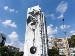 Художник из Греции создал мурал в Киеве