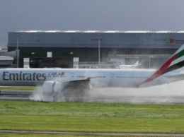В аэропорту Дубая (ОАЭ) загорелся самолет Boeing-777, все рейсы отменены (Видео)
