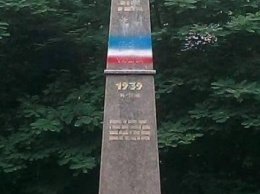 В Хусте Закарпатской обл. памятник героям Карпатской Украины разрисовали в цвета сепаратистской организации
