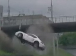 Полет спорткара Porsche Cayman S в Новосибирске сняли на видеорегистратор
