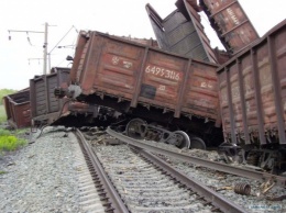 В Оренбургской области 27 вагонов грузового поезда сошли с рельс