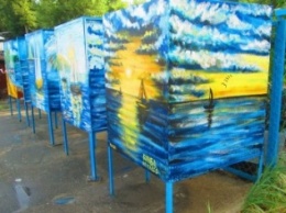 На киевских пляжах разрисовали кабинки для переодевания (ФОТО)