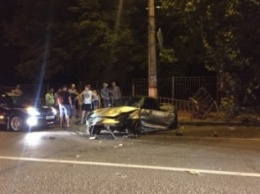 В Симферополе возле 6-й горбольницы разбился спорткар (ФОТО, ВИДЕО)
