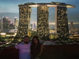 Рэпер Мот и его супруга проводят медовый месяц в Сингапуре