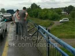 В Красноярской области автомобиль «Волга» упала в реку с моста