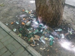 Сквер в центре Одессы облюбовали бездомные (ФОТО)
